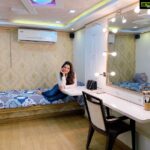 Richa Panai Instagram – Caravan love!🤍Only artists will understand the emotional attachment to this vehicle!🚎 #caravan #homeawayfromhome #homeonwheels #shootlife #bestdays #majormissing #actorslife #onthego #hustlers