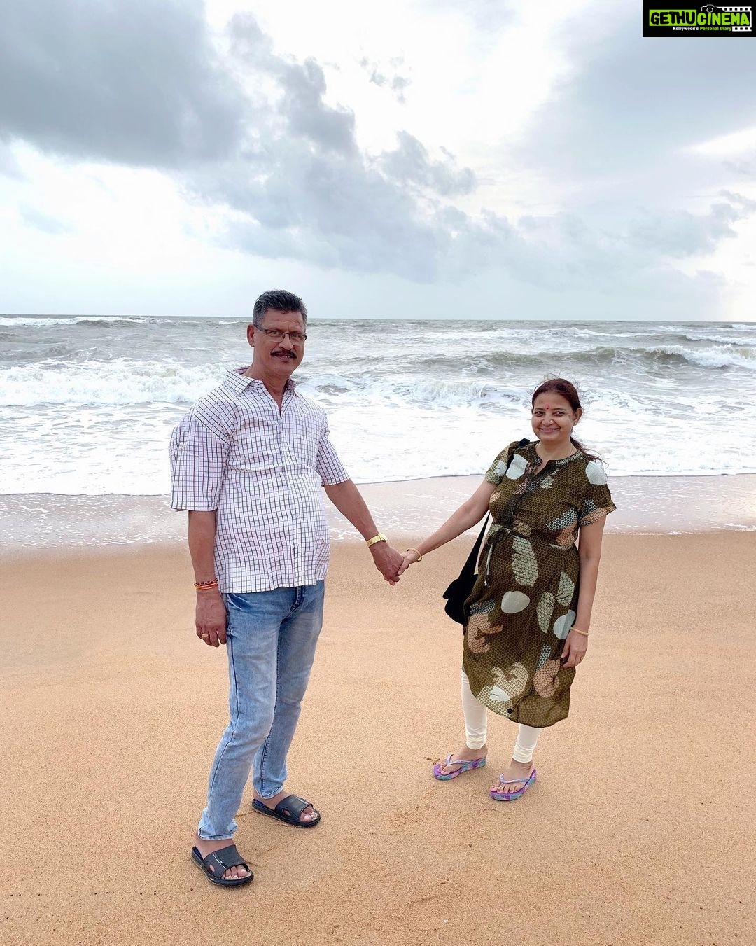Richa Panai Instagram - It’s the most beautiful feeling to find a person who will hold your hands forever no matter what!❤️❤️ Happy Anniversary mumma and papa.. Thank you for everything.. love you both to the moon and back!😘😘