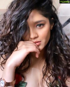 Ritika Singh Instagram - #Throwback to the last time I looked glam, wore a full face of make up, and wore clothes that aren’t my workout clothes or joggers 😂 #feelslikepastlife #throwwayback #glamlife