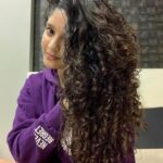 Ritika Singh Instagram - #CurlTalk : I get so many comments and messages asking me how I keep my curls frizz free. My hair is never a 100 percent frizz free. It’s very hard to get curly hair to look absolutely perfect and now that my hair is super long, there are a lot of dry and dead ends. But one tip that works for me, is to never touch my hair when it’s drying ❌ So after you finish styling your wet hair with creams and your preferred stylers, leave your hair alone!!!! 🤫 Do not touch it. Let it do it’s thing and be very gentle with it. You don’t wanna disturb it’s curl pattern when it’s drying. And after your hair is dry, you can add 2-3 drops of a light hair oil and fluff your hair *gently* to scrunch out that crunchy texture your stylers leave behind and you’re good to go 😘 Don’t worry if your hair still doesn’t behave. Dont give up on your hair! Curls are supposed to have a mind and personality of their own. If you take good care of them and show them some love, they might eventually want to start working with you 🤪 Hope this helps my curlfriends 💕 Let me know if you have any questions in the comments below 😘 #curlyhair #curlygirl #curlsfordays #curlyhairtips #curlyhaircare