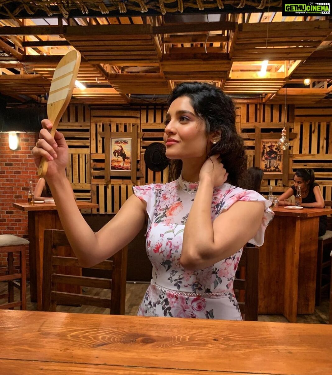 Ritika Singh Instagram - Slyly looking at what the other table ordered 👀 #ohmykadavule #behindthescenes