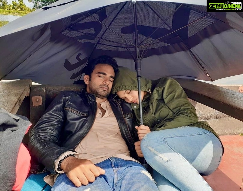 Ritika Singh Instagram - #Throwback to Kerala shoot days We were on this boat for like forever!!! And it was sooo sunny! We were sleepless, tired and Ashok had a sun stroke. We fell asleep holding the umbrella for each other only to be woken up 10 minutes later coz “shot ready” 😂 This was the most strenuous shooting schedule on OMK. With a very small crew, we shot non stop for over 24 hours, with no breaks in between. I didn’t even have my hair and make up team with me.. Mad shooting days! But definitely my most favourite ❤️ it literally felt like a road trip! 📸 - @ash_ippy #ohmykadavule #omk #omkdiaries #shootdiaries #behindthescenes #kadhaippoma #memorylane Allepey, Kerela