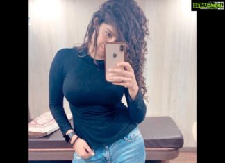 Ritika Singh Instagram - Couldn’t pick one 🤔 Chennai, India