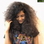 Ritika Singh Instagram - When my friends with straight hair ask me why I don’t brush my hair! This is why 🤷🏻‍♀️ #curlyhair #curlyhairproblems #frizzyhair #frizzyhairdontcare