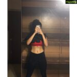Ritika Singh Instagram - My #Abs are coming back! I don’t do a whole lot of crunches, but I do a lot of HIIT And I ofcourse watch what I eat! Built this at home and my kickboxing class btw. You can do this without a gym too 😘 Sound off in the comments below if you have imp questions to ask me. I’ll pick a few and answer them on my story! Always happy to help :) #fitness #abcheck #fitnessjourney #noedits #nofilter