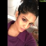 Ritika Singh Instagram - Moistured skin, some kohl, a highlighter and a top knot is my go to 😍 Needs minimal efforts and can be done in less than 5 minutes. Don't forget to fill in your brows though 😉 What's your go to? :D Share something that's doable and easy please 😋 #nofilter #nomakeuplook