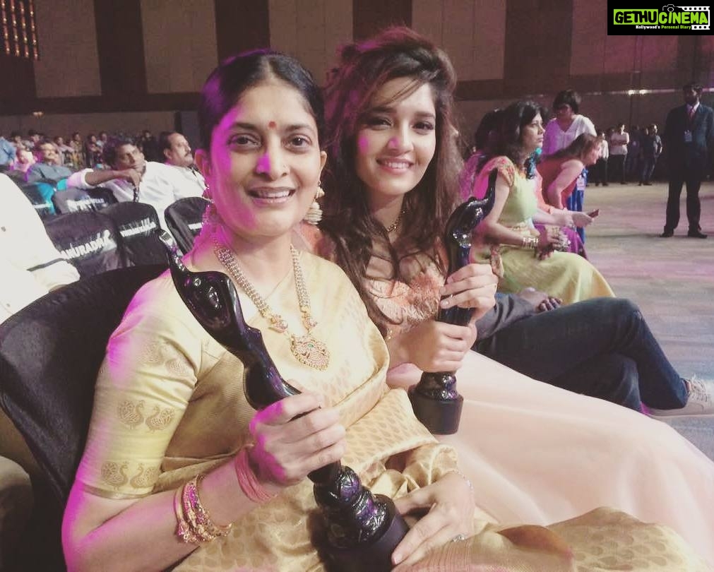 Ritika Singh Instagram - I was super happy for my director when she won the award! Almost fell of the chair screaming and hooting 😂 and I completely forgot that I was wearing this heavy dress and not my signature joggers and hoodies xD It's because she inspires me so much! And makes me feel very proud to be a woman! Love her! PS. She killed it with her speech on the stage! You guys are gonna love it! Especially all the young girls and women out there ❤️ #filmfare2017 #jiofilmfareawards #bestdirector #filmfaresouth