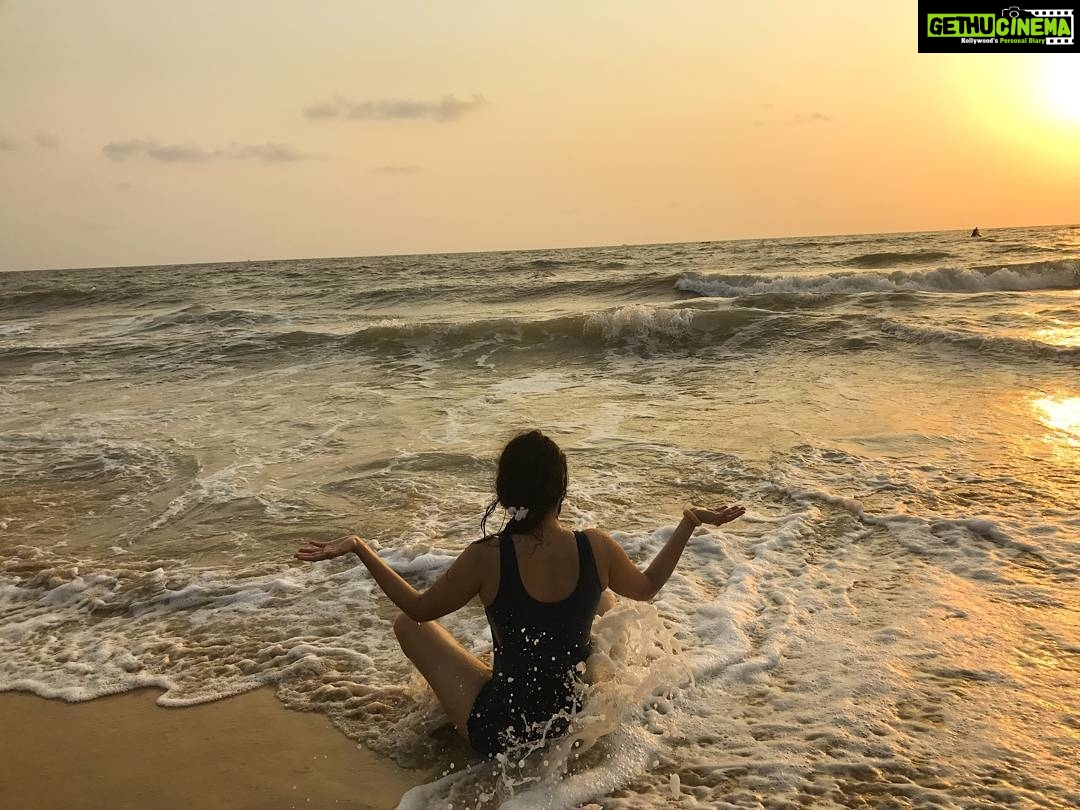 Ritika Singh Instagram - The only thing that I'm scared of in my life is the sea! All thanks to movies like Jaws, Life of Pi and Castaway π€ But I still went jet skiing today (first time) and I also went a little deep into the sea for a swim π» Point is, that I'm shit scared of the ocean but the sea shore is one of my most favourite places and doesn't scare me at all! π I love it! #sunset #beachbum Goa