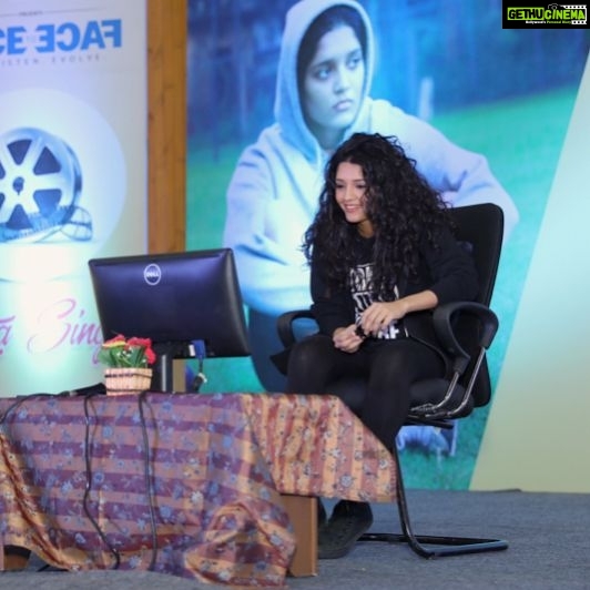 Ritika Singh Instagram - Swipe right for more pictures π€ #GRD Coimbatore college students β€ thank you so much for a wonderful day! I had an amazing time interacting with all of you! You guys are the best ππΌππΌ PS. The new Instagram update is awesome! I posted 10 pictures at once! So cool xD