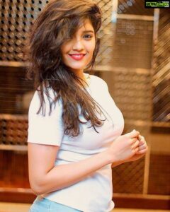 Ritika Singh Instagram - 100k followers on Instagram 😍 Love you guys for putting up with my craziness 😘 Hope everybody is doing great! ❤ Cheers!