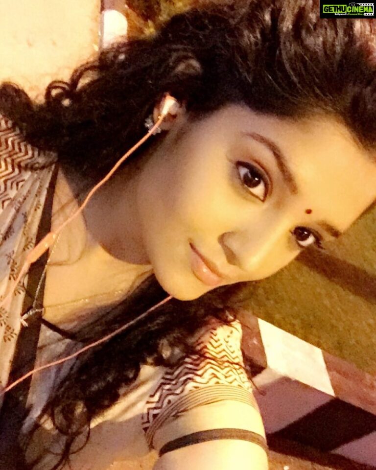 Ritika Singh Instagram - #AandavanKattalai teaser is finally out! The link is in my bio 😊 #bts #selfie
