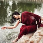 Ritika Singh Instagram – Swipe to see what happened before @anitakamaraj shot these amazing photos and videos 🙈

We did not plan to shoot a wet look during this photo shoot. But I ended up falling into the pond and got fully submerged like a submarine 🤣🤣
I couldn’t stop laughing after getting out of the pond, coz the way I fell was the funniest thing ever 😂

But our team handled this like a pro and we ended up getting the best shots after the silly accident!

@anitakamaraj @snehamnj @suganthi.themua @neelam_94 @tarang.lodha 

#literallywentwiththeflow #behindthescenes
