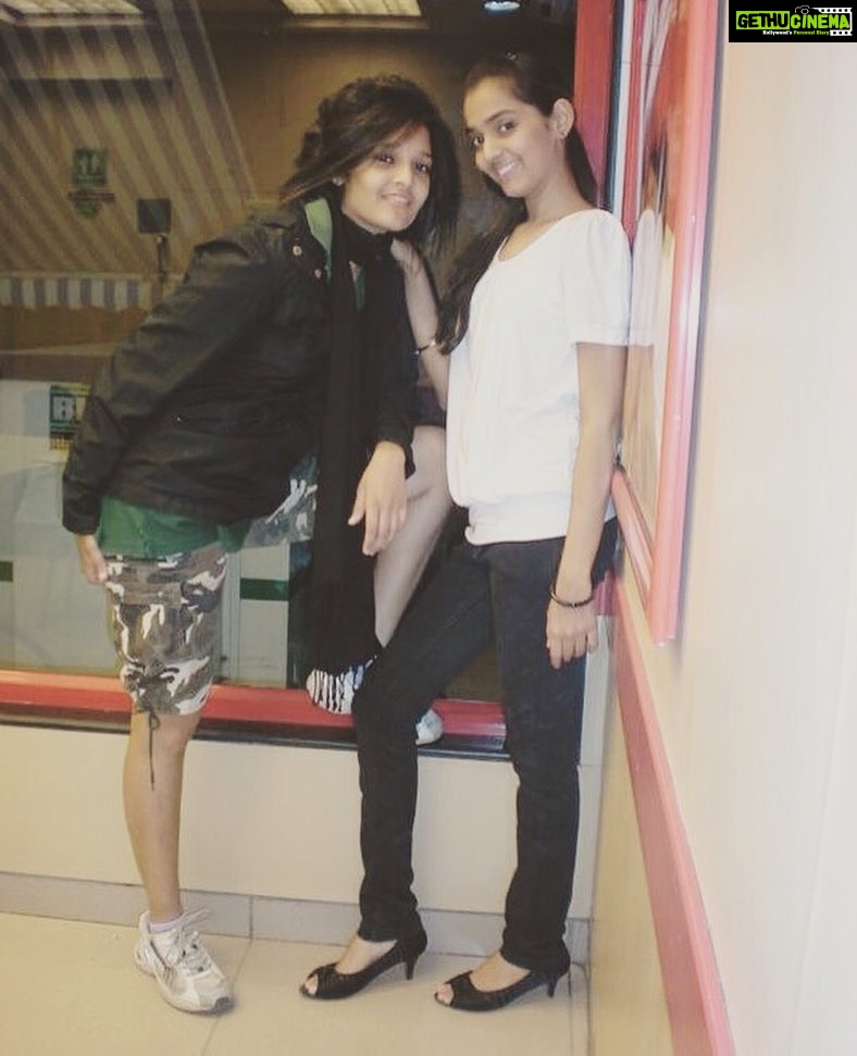 Ritika Singh Instagram - #Throwback to what I think was the coolest phase of my life đ¤đģI miss my old hair do so much đŠ And this is a picture from my 17th birthday with my girl friend who's now a very beautiful woman and a blogger @thedesidamsel đ you were so cute đ¤ #tbt #shorthairdays