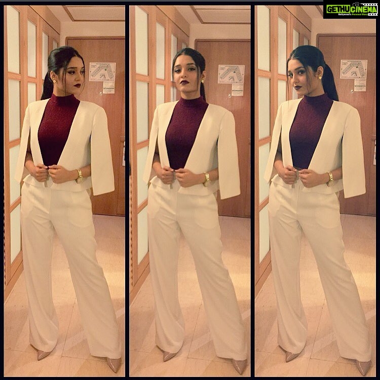 Ritika Singh Instagram - Pictures from the #Filmfare awards this weekend. We kept my look very simple because it was my first award show and I didn't want to over do it! @anishavaswani thank you for making me look like a different person! I love you so much! I would have literally died without you and @dishamittal_43 you are the best xD thank you beautiful girls πβ€οΈ