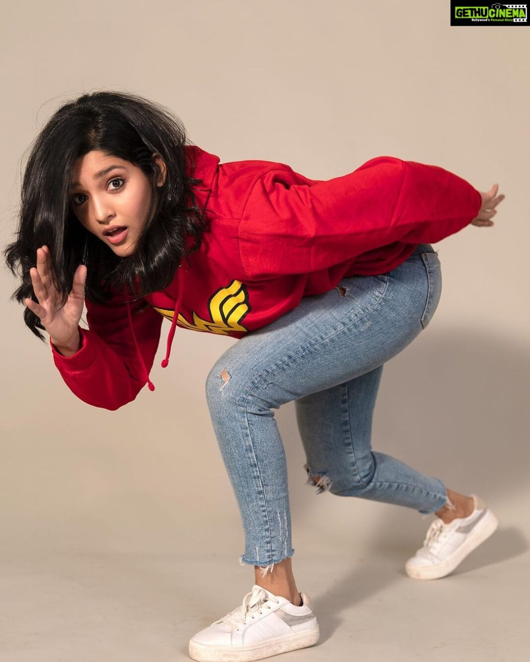 Ritika Singh Instagram - Caption this 😬✌🏻
