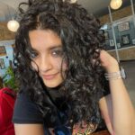 Ritika Singh Instagram – Hair seems to be in a good mood today 😮‍💨
#goodhairday #curlspoppin