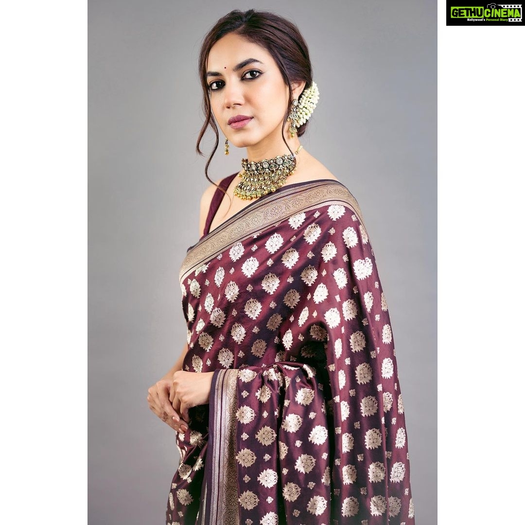 Ritu Varma Instagram - This look 🧡 Couldn’t have done it without my team! Saree @raw_mango Jewellery @sheetalzaveribyvithaldas Stylist @neeraja.kona Asst Stylist @manogna_gollapudi MUA @abhiramisivakumar Hair @durgarao_kvv Photography @the_pixel_farmer