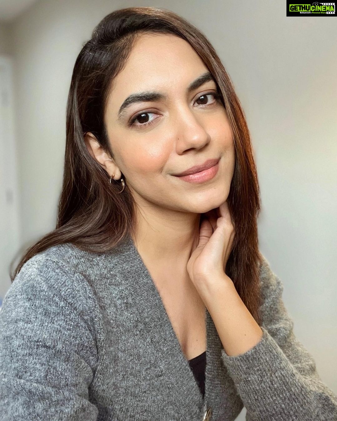 Ritu Varma Instagram - Took advantage of the golden hour 🤳🏼☀️