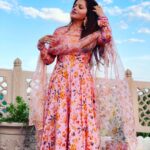 Rubina Dilaik Instagram - Waiting to hear from you about #ishq …… . . . . . Click the link in my bio , if u haven’t seen the song yet 🥰 . . #rubinadilaik #new #song #release Styled by: @ashnaamakhijani @styledbyashna Outfit: @drzya_ridhisuri Jewellery: @dipitreats NOOR MAHAL