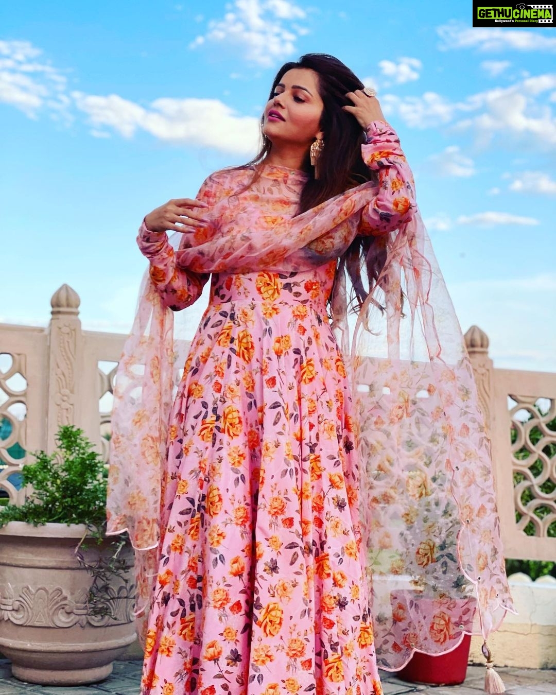 Rubina Dilaik Instagram - Waiting to hear from you about #ishq …… . . . . . Click the link in my bio , if u haven’t seen the song yet 🥰 . . #rubinadilaik #new #song #release Styled by: @ashnaamakhijani @styledbyashna Outfit: @drzya_ridhisuri Jewellery: @dipitreats NOOR MAHAL