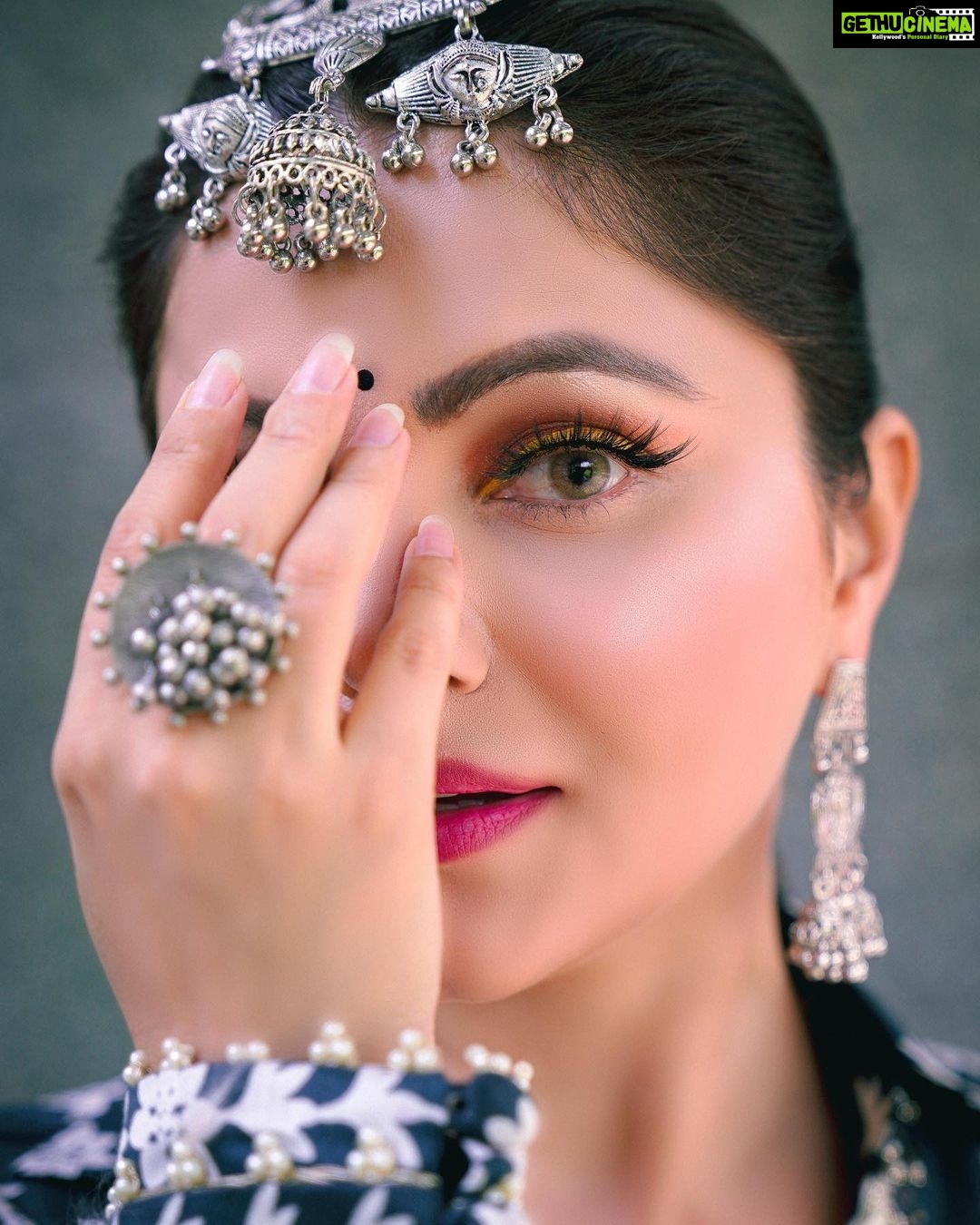 Rubina Dilaik Instagram - In ankhon ki masti ke……. ….. …… ….. .. Please will you sing 🎶 that for me ☺️☺️☺️ . . . Shot by : @smileplease_25 Styled by: @ashnaamakhijani @styledbyashna Outfit: @mehaktalrejacouturre Jewellery: @rubansaccessories