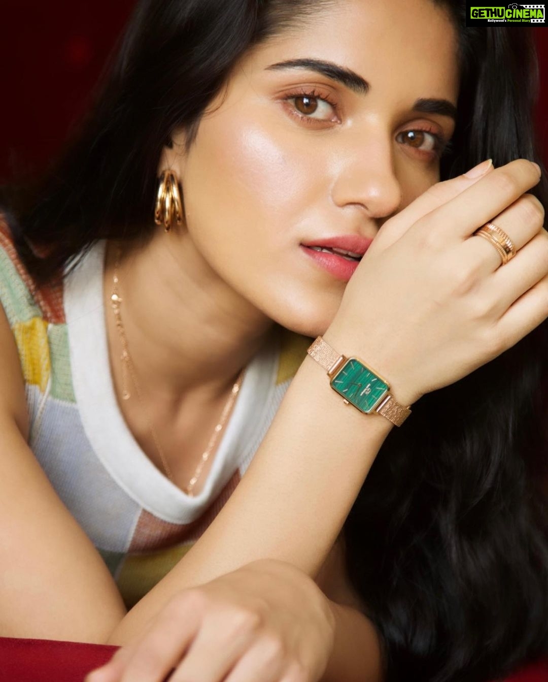 Ruhani Sharma Instagram - Adding to the holiday cheer is amazing offers from @danielwellington! Get up to 50% off when buying 3 or more items, additionally use my code "DWXRUHANI" to get 15% more. #danielwellington #collaboration
