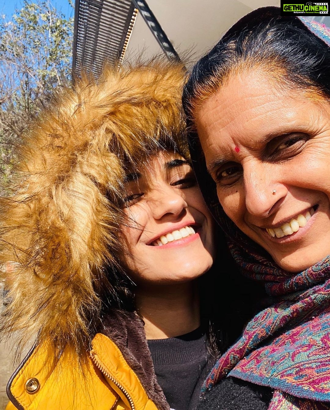 Ruhani Sharma Instagram - Happiest birthday ammaaa ❤️❤️❤️❤️ Thank you for everything…🦁