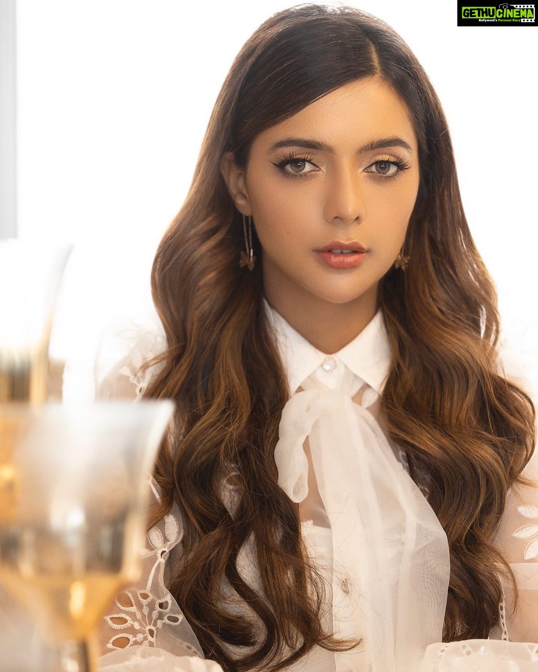 Ruhi Singh Instagram - If you ask me what I’ve learned in the past few years, it would be that the worst thing one can do is be pretentious and put on a show when meeting new people. When you meet someone, there’s an exchange of energies, all you do by not being authentic, is leave a horrible impression instead and probably even ruin someone’s good energy and uplifted spirit, however momentarily. And also I’ve observed that people in comfortable environments (their homes) are mostly easy going, normal and just centred. Most of us are all good humans! If we can just be that way in our interactions, trust me we’ll go way higher than what we would otherwise. Be true, honest, friendly. Laugh, motivate and encourage. Lose the pretence and just keep it simple my friend. Trust me it will take you a long way, and not that anyone is getting out of here alive. So, why not just be nice. #justathought Photo @kausttubh_kambhhle Mua @neerajnavare.makeupartist Hair @arbazshaikh6210