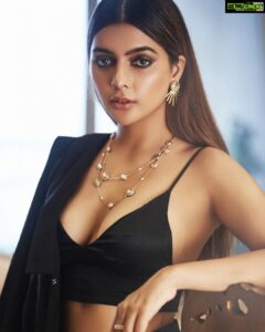 Ruhi Singh Instagram - The best thing I ever did was BELIEVE in me. 

Photo @shotbynuno 
Hmua @nishisingh_muah 
Styling @sayali_angachekar 
Jewellery @houseofshikha