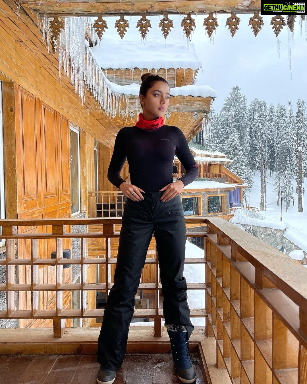 Ruhi Singh Instagram - My ‘I’m gonna rock the slopes today’ face 😋 The Khyber Himalayan Resort & Spa