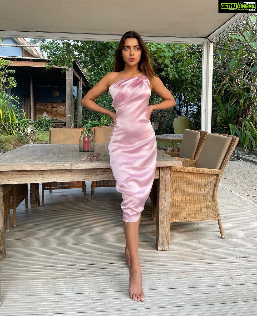 Ruhi Singh Instagram - Feeling that goddess energy ✨ #lunchin