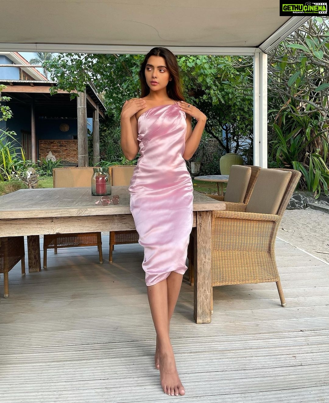Ruhi Singh Instagram - Feeling that goddess energy ✨ #lunchin