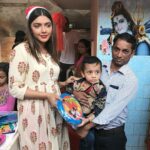 Ruhi Singh Instagram - When I played Santa to these cuties. They were so kind to actually put a lil backdrop with my picture on it. Such a sweet gesture. We used to do this as a #christmas tradition before covid hit. Hoping we’ll do it again next year. Spread smiles because why not ✨