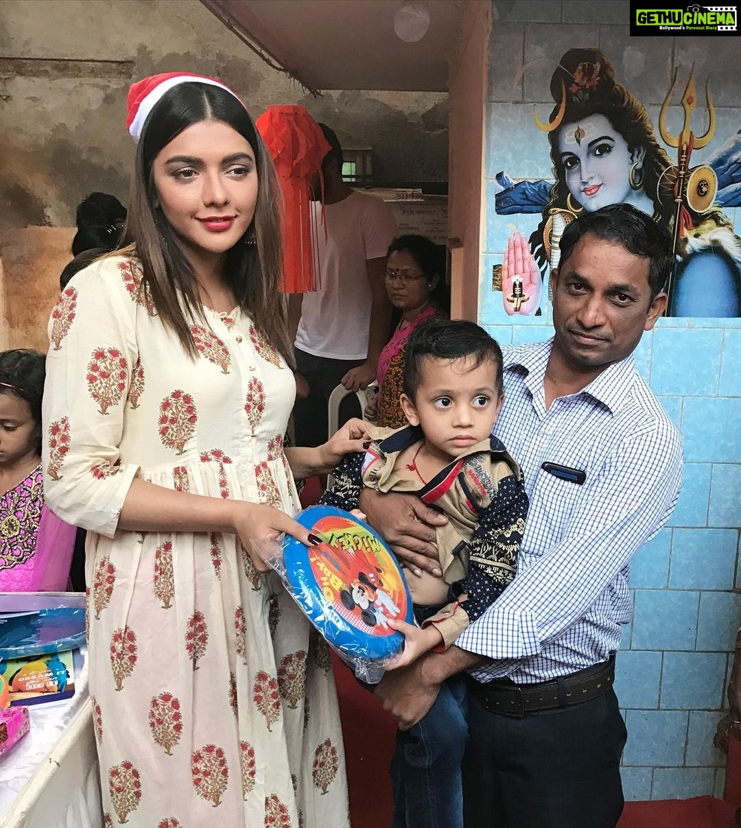 Ruhi Singh Instagram - When I played Santa to these cuties. They were so kind to actually put a lil backdrop with my picture on it. Such a sweet gesture. We used to do this as a #christmas tradition before covid hit. Hoping we’ll do it again next year. Spread smiles because why not ✨