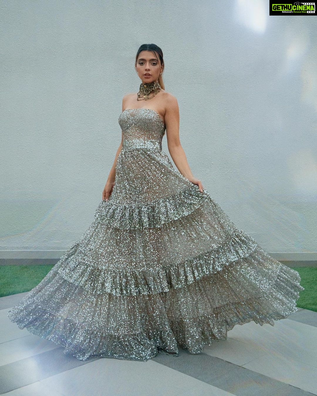 Ruhi Singh Instagram - You mustn’t be afraid to sparkle a little brighter, darling. For @filmfare OTT awards Special thanks and lots of love to my dearest @rockystarofficial for this beautiful gown and choker Hair and makeup @juveria_k Photos @hrishi_gharat Also thank you @sayali_angachekar @dureshamemon ✨ #FilmfareOTT #myglammfilmfareottawards #bestactress #ootd