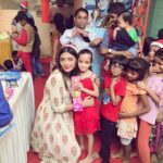 Ruhi Singh Instagram - When I played Santa to these cuties. They were so kind to actually put a lil backdrop with my picture on it. Such a sweet gesture. We used to do this as a #christmas tradition before covid hit. Hoping we’ll do it again next year. Spread smiles because why not ✨