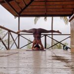 Rukmini Vijayakumar Instagram - Early morning yoga… follow @the.betta.living for exciting things in the coming months … #dancer #mornings #yoga #indianyoga #yogini #headstand #split #stretch #bharatanatyam #bharatanatyamdancer