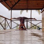 Rukmini Vijayakumar Instagram – Early morning yoga… follow @the.betta.living for exciting things in the coming months … 

#dancer #mornings #yoga #indianyoga #yogini #headstand #split #stretch #bharatanatyam #bharatanatyamdancer