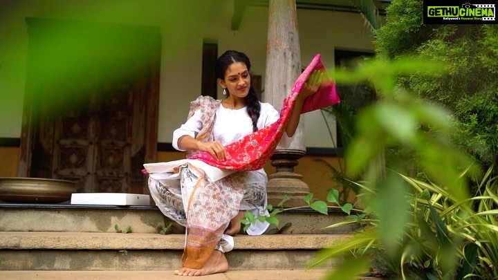 Rukmini Vijayakumar Instagram - I always enjoyed being in a Saree store as a child. I loved tagging along with my mother and grandmother to look at thousands of colours and fabrics every festival. Vijayalakshmi silks always had such a beautiful collection. I love this beautiful handwoven brocade Banarasi Silk saree in berry red. The pure golden zari is so soft and intricate. I can’t wait to visit the new store in Malleshwaram and see the new collection myself! @vijayalakshmisilks #vijayalakshmisilks #100yearsofVijayalakshmiSilks #RediscoverVijayalakshmiSilks #TimelessVijayalakshmiSilks #EternallyVijayalakshmiSilks