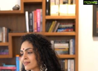 Rukmini Vijayakumar Instagram - Unnai kaanadu naan…. Absolutely love this song! Danced just for fun 😊 Video @vivianambrose #tamil #krishna #kamalhaasan #bollywood #bharatanatyam #indiandance #joy #fun #ghagra #whitedress #indiantradition