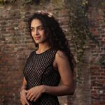 Rukmini Vijayakumar Instagram - I always imagine things to make me smile in pictures …. Mostly the faces of loved ones… but I have a long list … 😊 Photo @sunnyjagesar #sunny #brickwall #light #sunlight #street #walk #thehague #browngirl #rukminivijayakumar