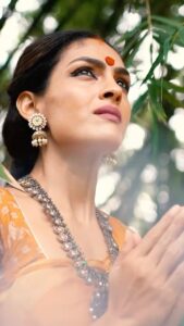 Rukmini Vijayakumar Instagram - Resharing a short video that I created during Navaratri to celebrate the tradition of wearing a bindi…. In collaboration with @cycle.in_official 

This is one of my favourite verses on Devi and I’ve been dancing to it, listening to it since I was a child. 

Hope you enjoy my interpretation 😊

Video @vivianambrose 

#devi #bini #kali #devimahatmyam #goddess #yogi #yogini #india #bharatanatyam #womenpower #indianclassicaldance #dancer #bamboogrove