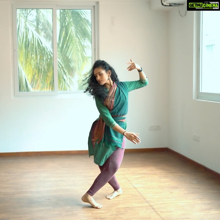 Rukmini Vijayakumar Instagram - #Sponsored The journey to being a Bharathnayam dancer has come with it’s fair share of challenges. It’s not easy to master the aesthetics and skills of Bharatnatyam , but I keep trying constantly to get better. “Thodi Himmat” goes a long way, but also leaves me sore. The new Iodex Rapid Action Spray reduces internal swelling and provides targeted relief from aches and pains. #ThodiHimmatThodaIodex @iodex_in #Iodex #RapidActionSpray #DontStopYourselfStopThePain #StopthePain #5ActiveIngredients . . . . . Disclaimer: Ayurvedic proprietary medicine. For External Use Only. Use as directed on pack. *Iodex Rapid Action Spray contains methyl salicylate & menthol that are known to go deep into skin and reduce internal swelling | Known for given indications – Neck Pain, Back Pain, Knee Pain, Sprain and Strains
