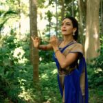 Rukmini Vijayakumar Instagram - The entire forest is coming alive with the anticipation of Krishna’s arrival … A beautiful song rendered by @sikkilgurucharan @anilsrinivasan https://youtu.be/fdDo20F516o If you haven’t watched it yet, it’s on YouTube. Just wanted to share it again 😊 since I was listening to the song . Video @vivianambrose #music #kannan #krishna #carnaticmusic #abhinaya #acting #emotions #love #bhakti #forest #gopika #bharatanatyam