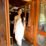 Rukmini Vijayakumar Instagram - I’ve loved the hospitality, ambience, food, decor, and location of @neeralaya . On the banks of the Beas river, the property has cottages and suites made of wood! There are gardens all around, and I can see the river from the balcony of my room. Our last day here working on #srishti , but I’m definitely going to be back. Saree: @sundari_silks Location: @neeralaya #kullu #view #mountains #himalayas #saree #linensarees #vacation #scenery #india #manali