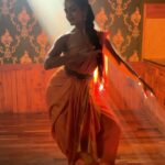 Rukmini Vijayakumar Instagram – One of my most favourite verses on goddess Saraswati. 

Clad in white, with a veena in her hand, she stands in all her glory ! 

Happy Navratri! 

Video @vivianambrose 
Location @neeralaya 
Saree @sundari_silks 

#Saraswati  #goddess #light #knowledge #navratri #veena #bharatanatyam #karanas #dancer #indiandance #classicalindiandance #carnatic