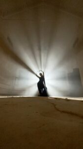Rukmini Vijayakumar Instagram - Playing around with light while shooting with @vivianambrose 

Can’t wait to share the final film 😊

#dancer #light #film #goddess #devi #indianculture #indiandance #bharatanatyam