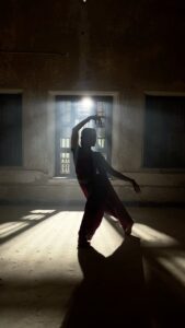 Rukmini Vijayakumar Instagram - Having fun with some silhouettes… dancing to my internal rhythm 

Between shots with @vivianambrose for a film with @teamworkarts 

#karanas #bharatanatyam #dancer #silhouette #antique #house #shoot #filming #halo #goddess #devi #indianculture #indianfilm #artmatters #ibelieve