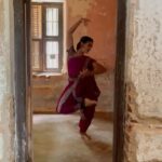 Rukmini Vijayakumar Instagram - Dancing randomly between shots… I’ve been working on a dance film that will be a part of a fundraiser for artists…. @teamworks Looking forward to sharing it with you all soon! With @vivianambrose #bharatanatyamdancer #dance #mallari #adavus #antiquehouse #bharatanatyam #indianclassicaldance