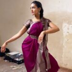 Rukmini Vijayakumar Instagram - Getting ready for a shoot 😊😊😊 Behind the scenes …. Can’t believe I remembered to do this today Shooting with @vivianambrose @raghuramvocals @vishak_rp @khanjiraboy @thavilraja For @teamworkarts … a fundraiser #bharatanatyam #bts #dancer #indiandancer #dance #classicaldance #makeup #hair #bts